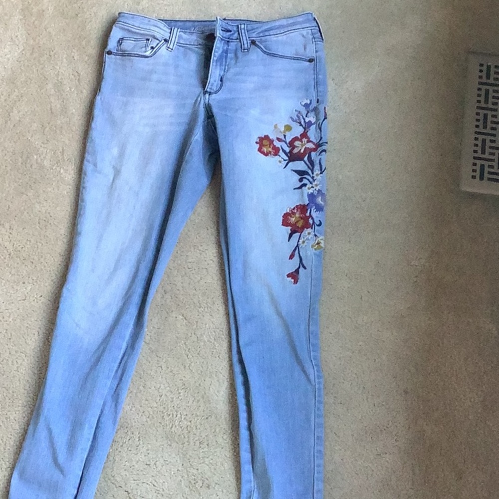 Universal Thread embroidered jeans. 4/27R  Mid rise skinny